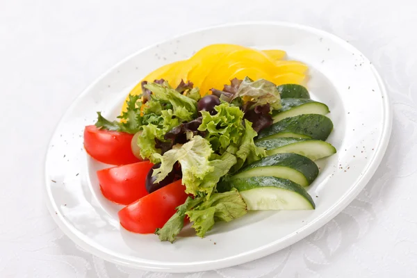 Verdure fresche sul piatto — Foto Stock