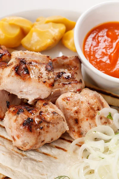 Huhn mit Tortilla und Sauce — Stockfoto