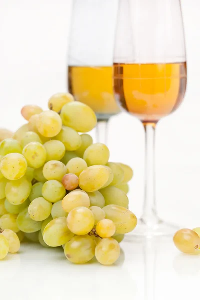 Martwa natura z kiści winogron i wina białe — Zdjęcie stockowe