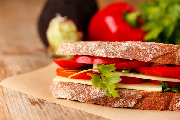 치즈와 야채가 담긴 샌드위치 — 스톡 사진