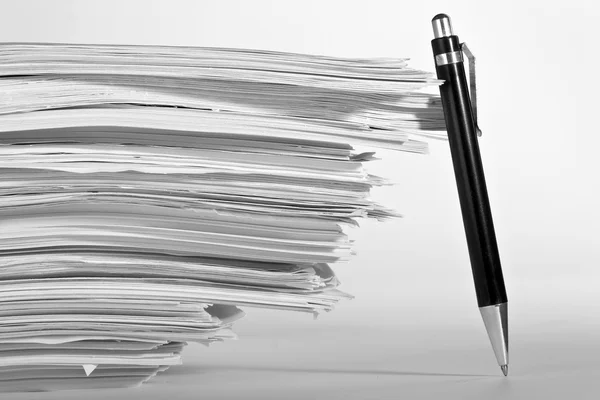 A pen near stack of paper — Stock Photo, Image