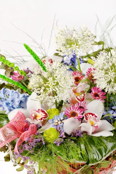 Belles fleurs dans le panier — Photo