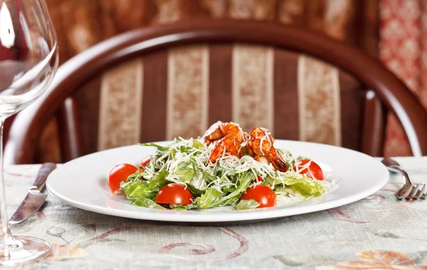 Frischer Salat mit Garnelen — Stockfoto