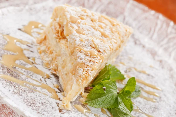 Karamel ile lezzetli pasta — Stok fotoğraf