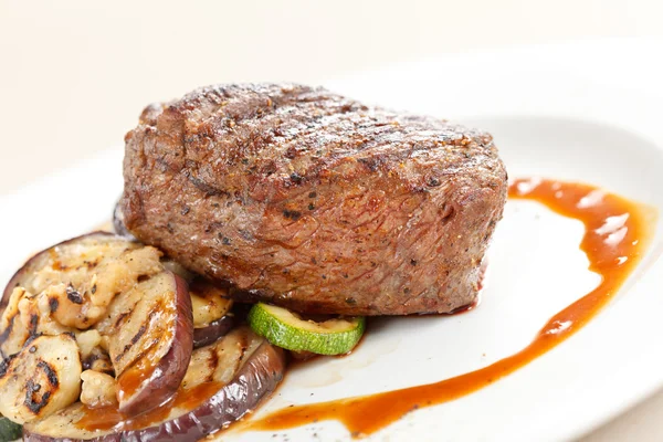 Gegrilde steak met groenten — Stockfoto
