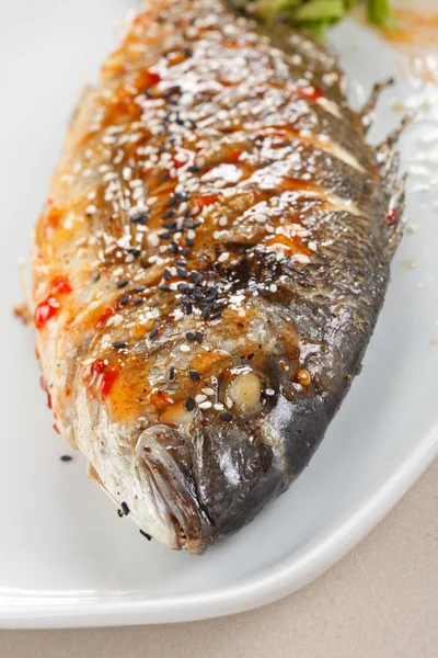 Sült hal friss fűszerekkel és citrommal — Stock Fotó
