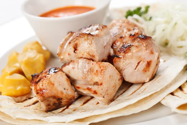 Chicken with tortilla and sauce — Stock Photo, Image
