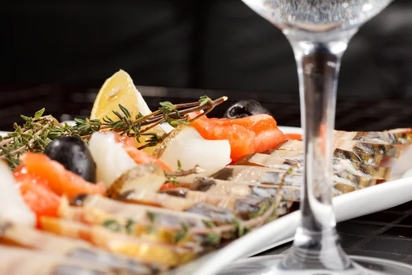 Рыбные деликатесы на праздничном столе — стоковое фото