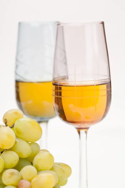 Natura morta con grappolo d'uva e vino bianco — Foto Stock
