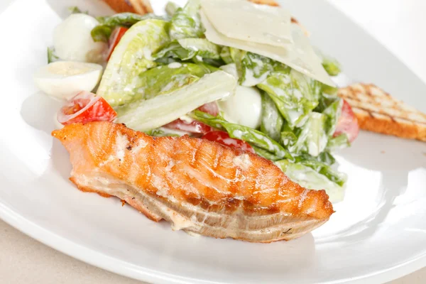 Stek ryb z warzywami — Zdjęcie stockowe