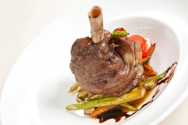 Lamb chops on a bed of vegetables — Stock Photo, Image