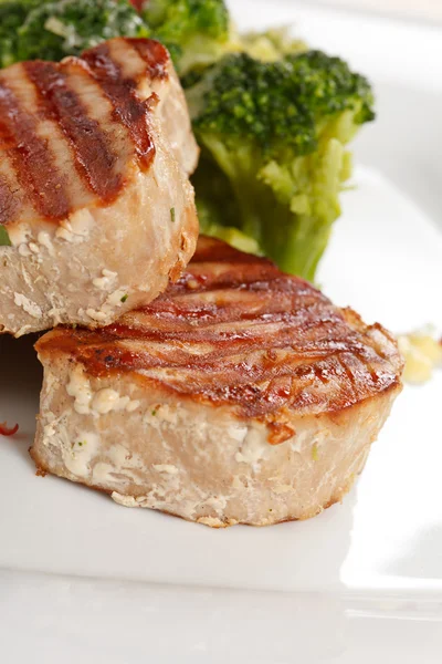 Tuna steak with broccoli — Stock Photo, Image