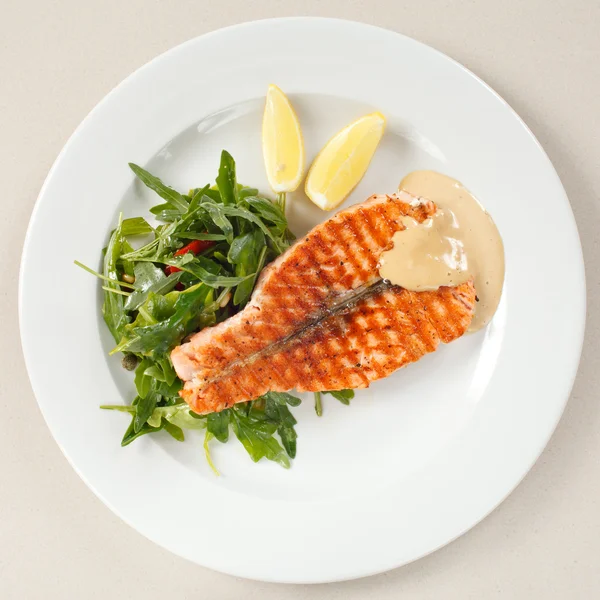 Стейк из лосося с салатом — стоковое фото