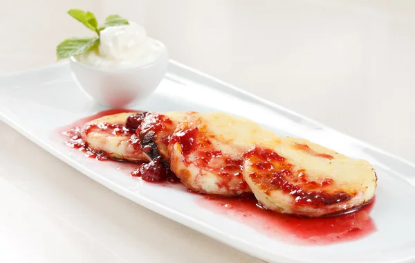 Cheese pancakes with cherry sauce — Stock Photo, Image