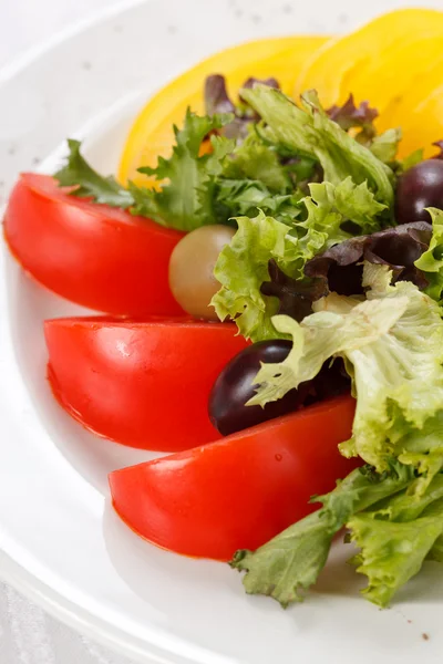 Свежие овощи на тарелке — стоковое фото