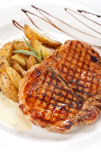 Gegrilltes Steak mit Kartoffeln — Stockfoto