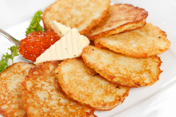 Panquecas de batatas fritas com caviar — Fotografia de Stock