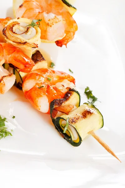 Espetos de camarão com legumes — Fotografia de Stock