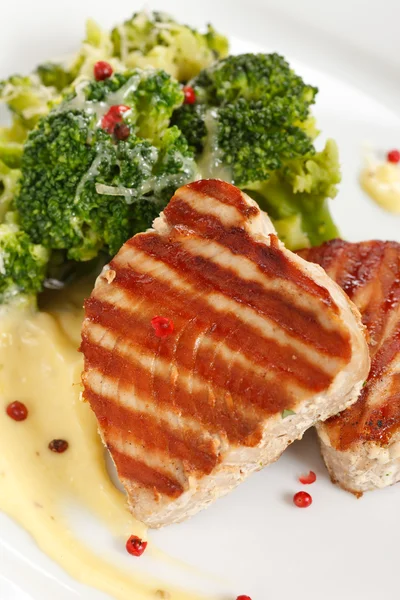 Bife de atum com brócolis — Fotografia de Stock