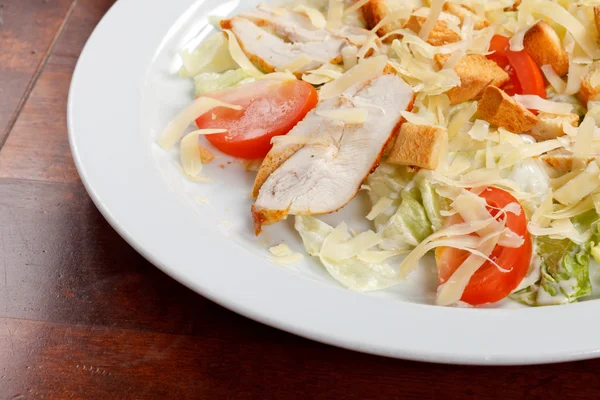 Caeser Salad med kyllingfilet – stockfoto