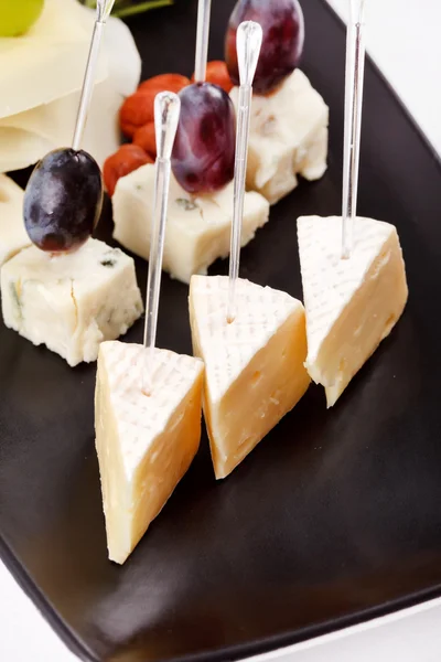 さまざまな種類のチーズ プレート — ストック写真