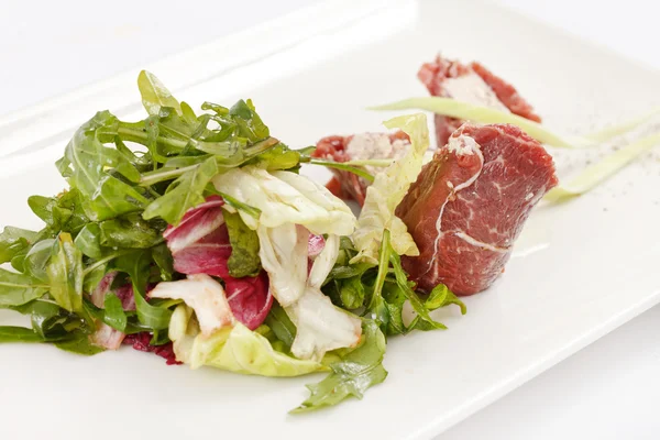 Hús, tekercsben, salátával — Stock Fotó