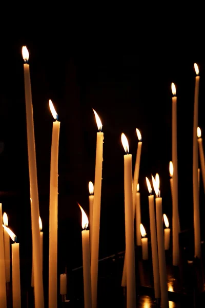 Kaarsen in een kerk — Stockfoto