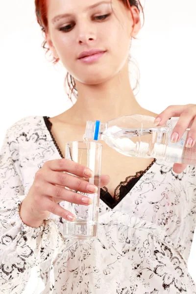 Kvinna dricka vatten — Stockfoto