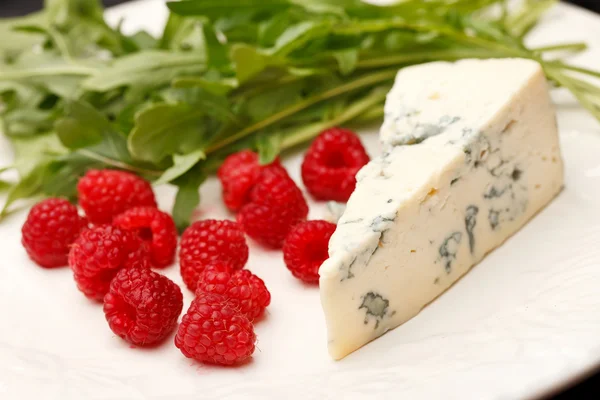 Cheese and raspberry — Stock Photo, Image