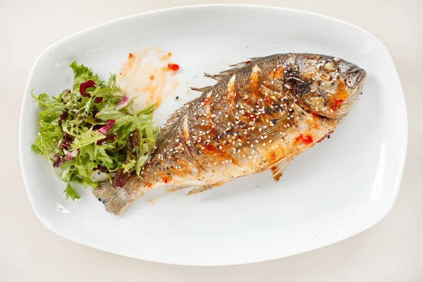 Fried fish with fresh herbs and lemon — Stock Photo, Image