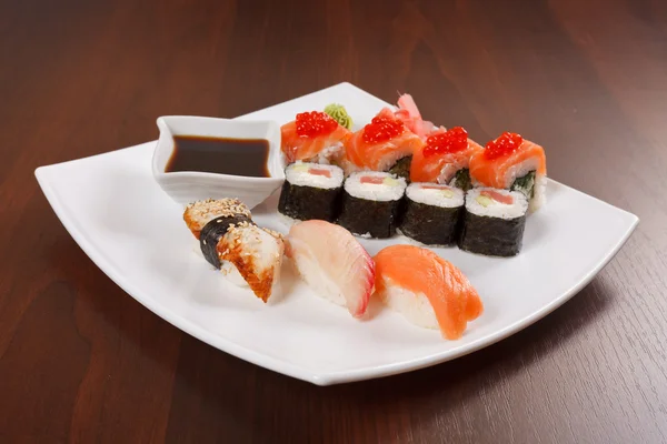 Sushi auf dem Teller — Stockfoto