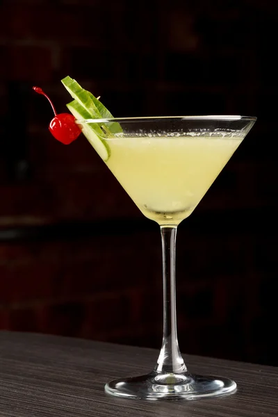 Cocktail with cucumber — Stock Photo, Image