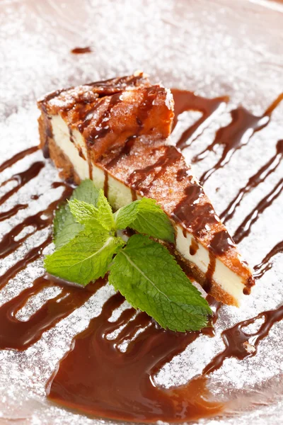 Torta di formaggio con salsa al cioccolato — Foto Stock