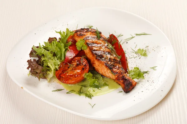 Salmon steak dengan sayuran — Stok Foto