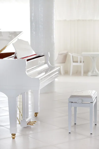 白いピアノ — ストック写真