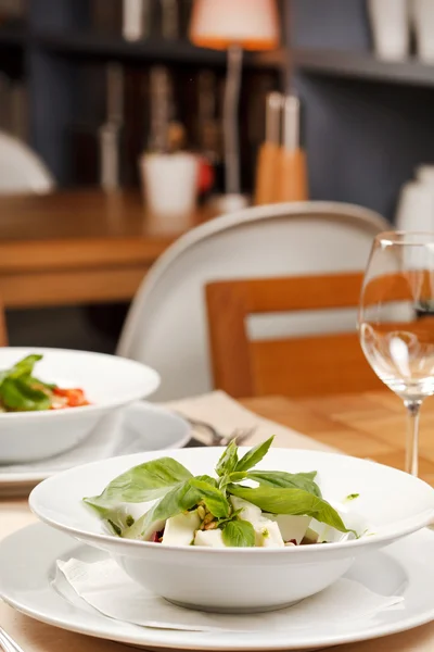 Salat mit Rüben und Basilikum — Stockfoto