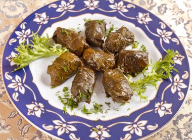 Asma (dolmades bir tabakta pilav ile doldurulmuş bırakır)