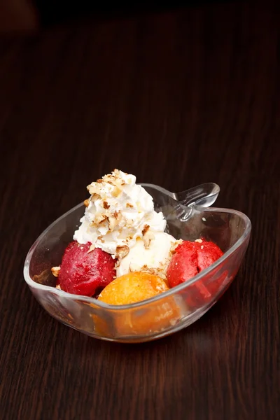 Vanilyalı dondurma ile meyve püresi — Stok fotoğraf