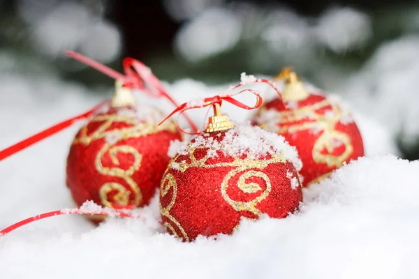 Červené koule na sněhu — Stock fotografie