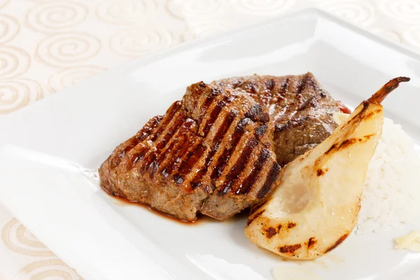 Steak de porc grillé à la poire — Photo