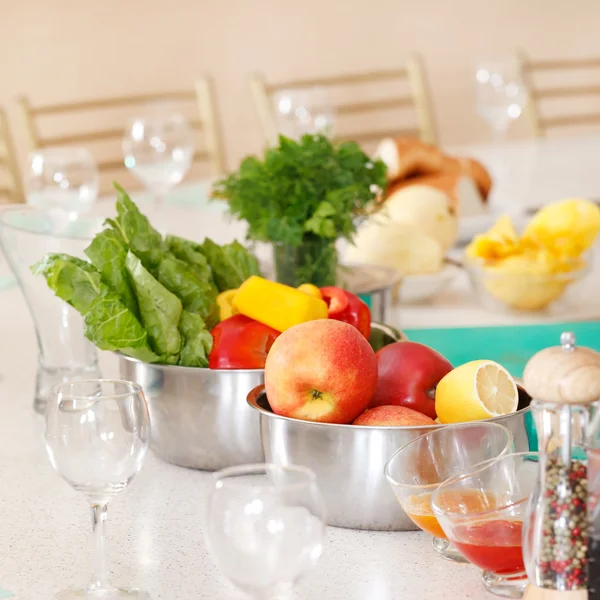 Фрукты и овощи на столе — стоковое фото