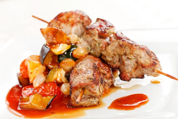 Meat kebab with vegetables — Stock Photo, Image