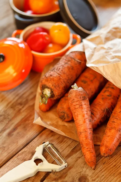 Cenouras frescas na mesa — Fotografia de Stock