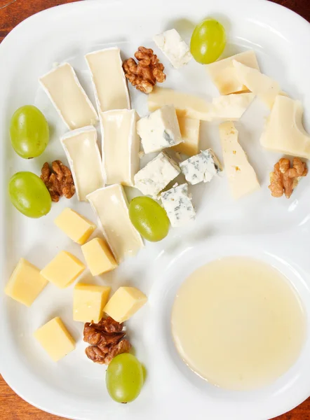 Płyta ser z winogron i miód — Zdjęcie stockowe