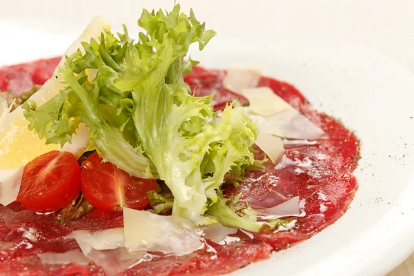 Mięso carpaccio z parmezanem — Zdjęcie stockowe