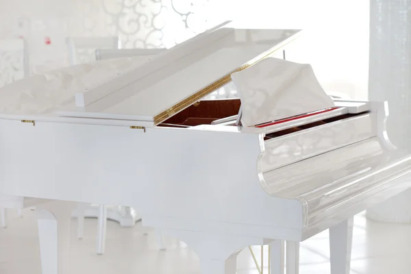 Белое пианино — стоковое фото