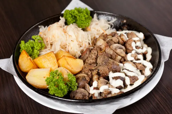 Mięsa z ziemniakami w puli — Zdjęcie stockowe