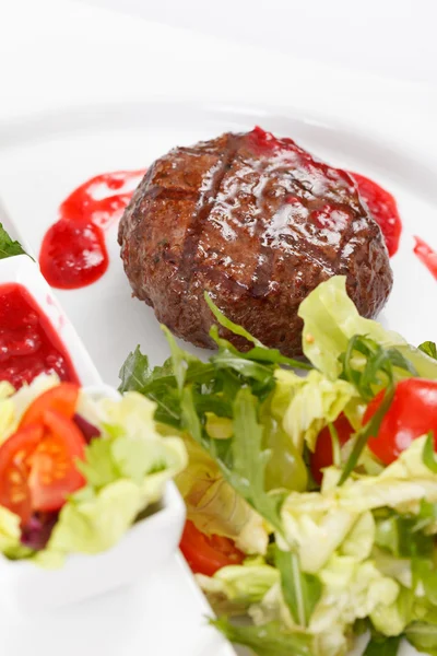 Steak grillé aux légumes — Photo