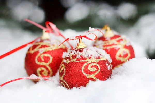 Röda bollar på snön — Stockfoto