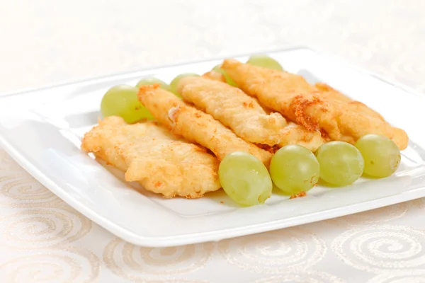 Fried mozzarella with grapes — Stock Photo, Image